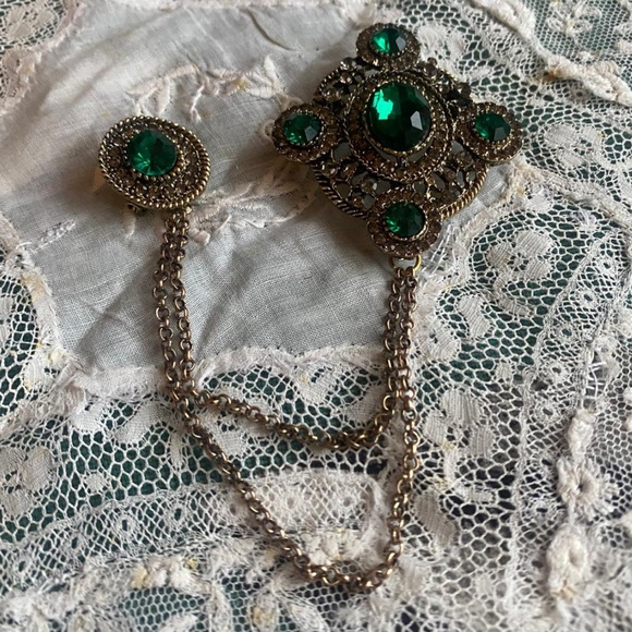 NEW Brooch! Green and Gold Brooch with Chain - Picture 5 of 5